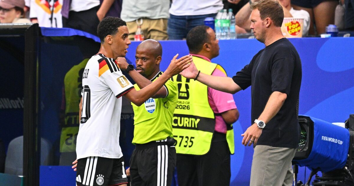 Trainer Julian Nagelsmann klatscht mit dem ausgewechselten Jamal Musiala ab.