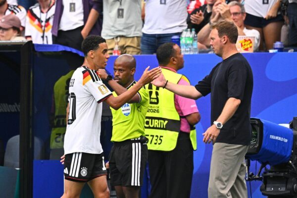 Trainer Julian Nagelsmann klatscht mit dem ausgewechselten Jamal Musiala ab.