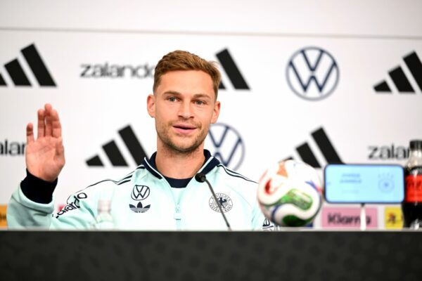 Joshua Kimmich kann die Kritik an Leroy Sané nicht verstehen.