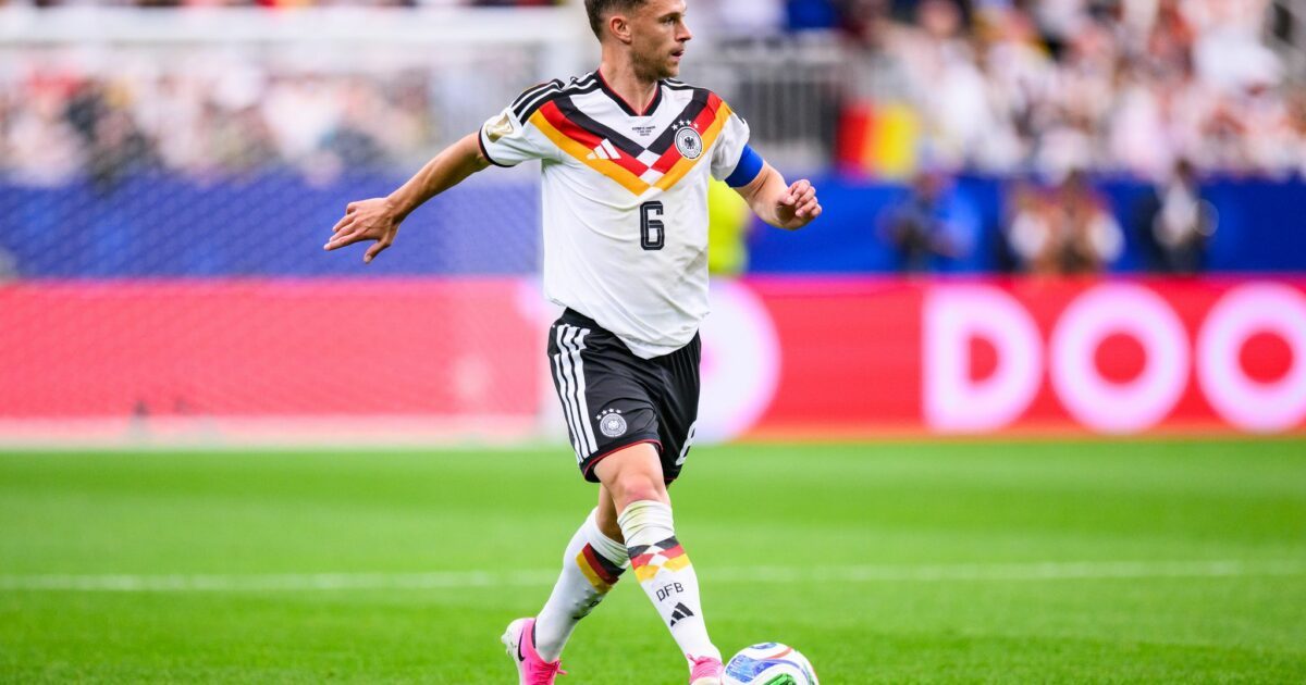 Wie seine Kollegen trägt der DFB-Kapitän pink - das neueste Modell seines Ausrüsters.