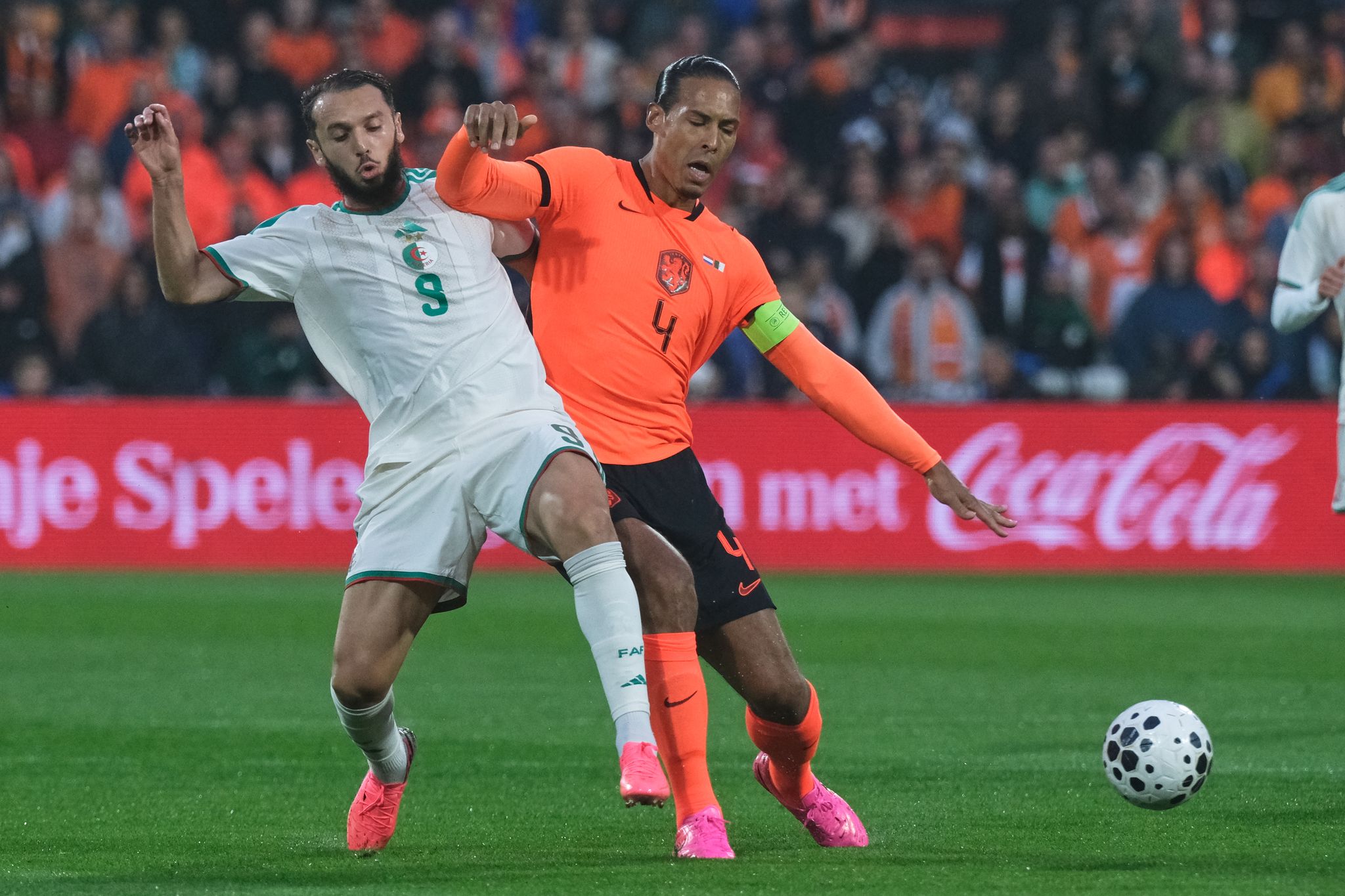 Zähes Ringen: Die Niederlande um Kapitän Virgil van Dijk (re.
