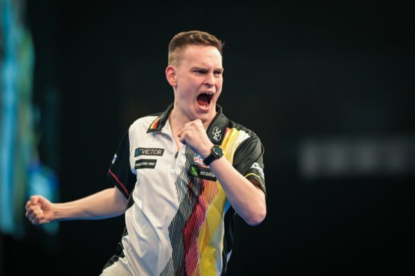 Darts-Profi Ricardo Pietreczko (hier im Bild) steht mit Martin Schindler im Viertelfinale der Team-WM.