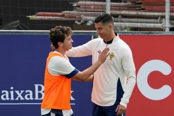 Spielen gemeinsam für Portugal: Joao Neves und Cristiano Ronaldo (r).