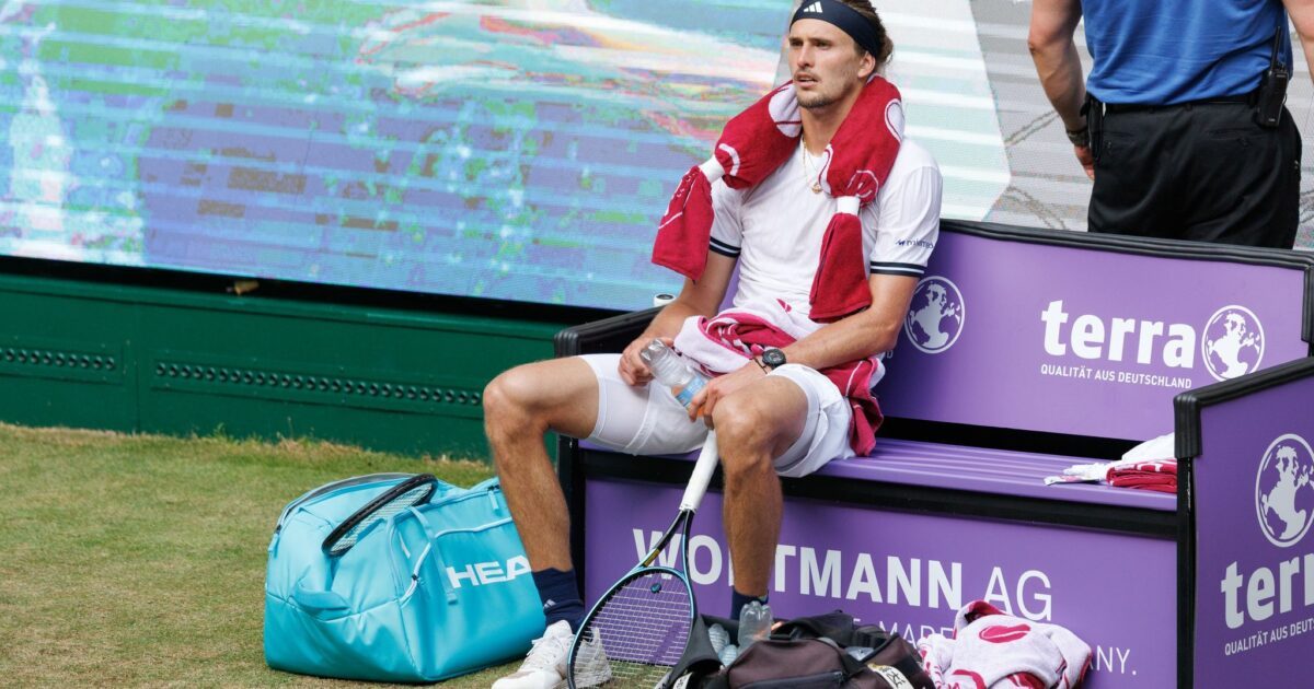 Bei ohnehin großer Hitze musste sich Alexander Zverev immer wieder erholen.