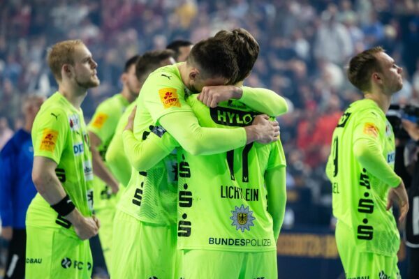 Die Füchse-Spieler waren nach der Final-Niederlage gegen den FC Barcelona enttäuscht.