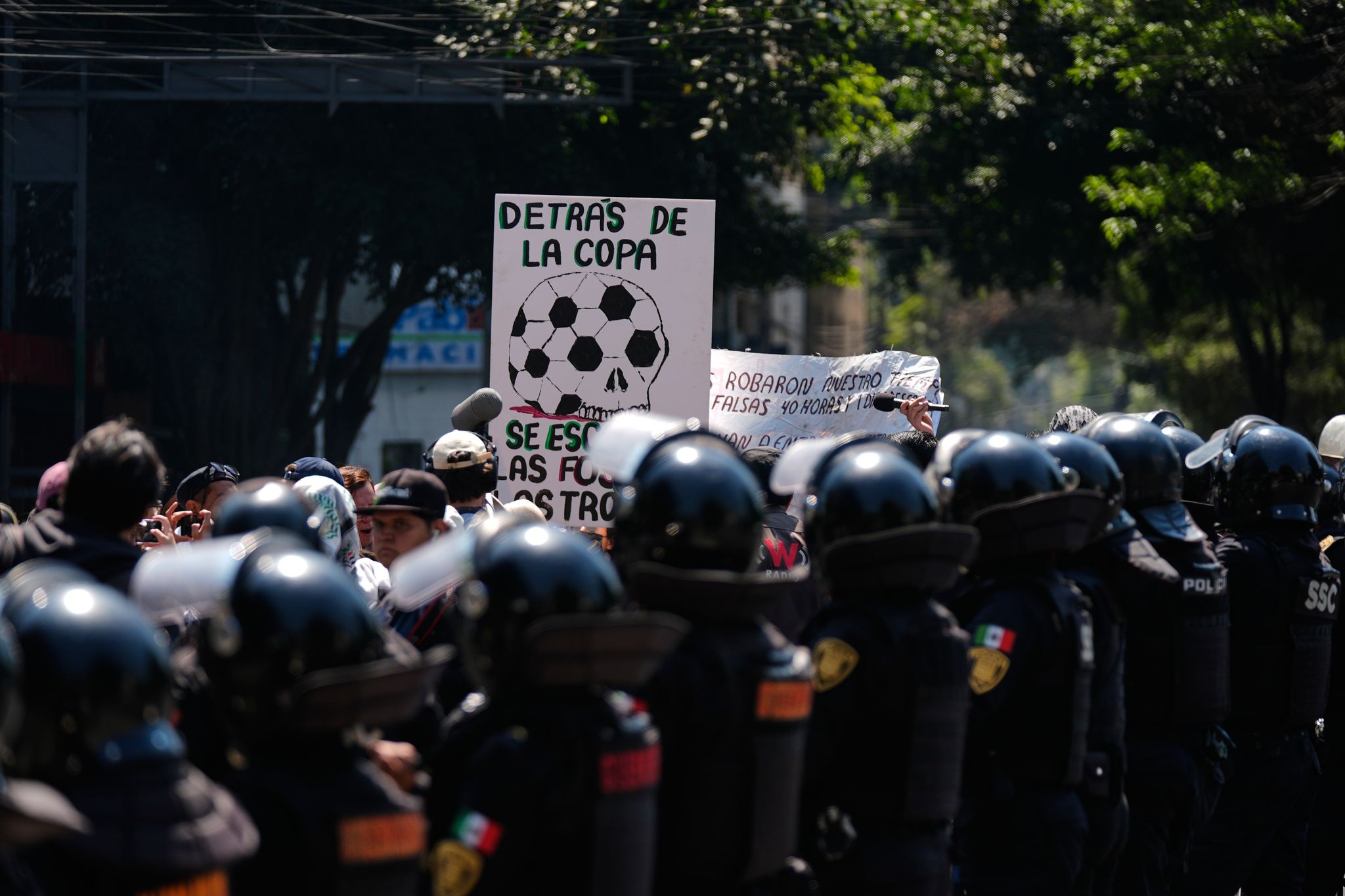 Verschiedene Gruppierungen demonstrieren seit Tagen in Mexiko vor der Eröffnung der WM. (Archivbild)