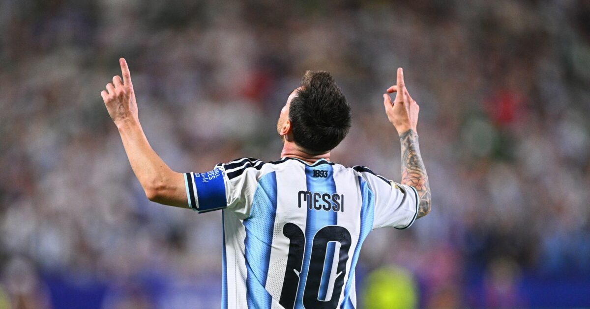 Lionel Messi trumpft wie ein Fußball-Gott auf.