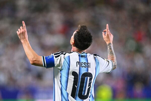 Lionel Messi trumpft wie ein Fußball-Gott auf.