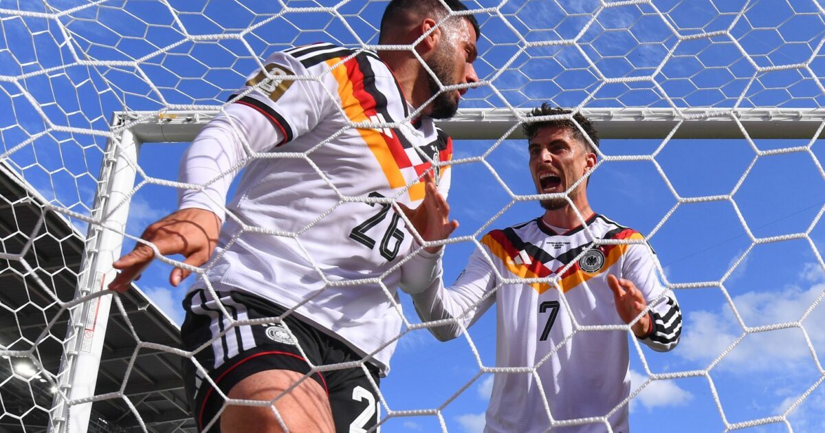 Ball und Schütze im Tor. Kai Havertz läuft jubelnd zu Deniz Undav (l).