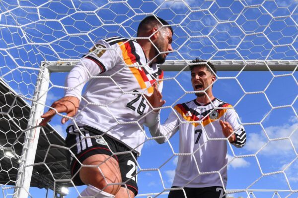 Ball und Schütze im Tor. Kai Havertz läuft jubelnd zu Deniz Undav (l).