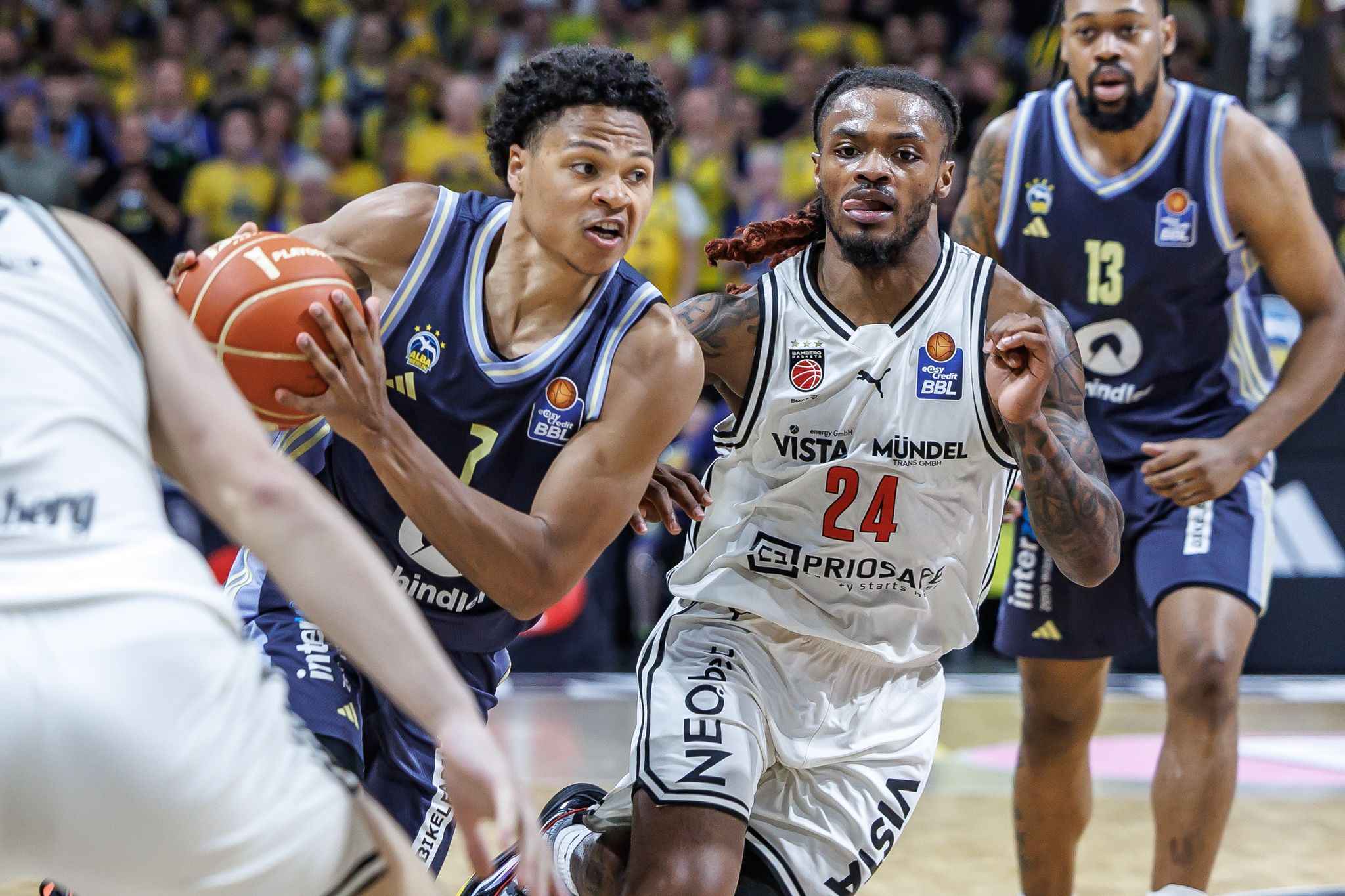 Alba-Youngster Jack Kayil (l) zieht an Bambergs Cobe Williams vorbei.
