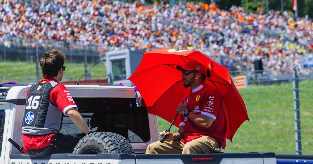 Die Ferrari-Fahrer Charles Leclerc (links) und Lewis Hamilton schützen sich im Vorjahr mit einem Schirm und einer Kühlweste vor der Hitze. Auch am Wochenende wird es in Spielberg heiß. (Archivbild)