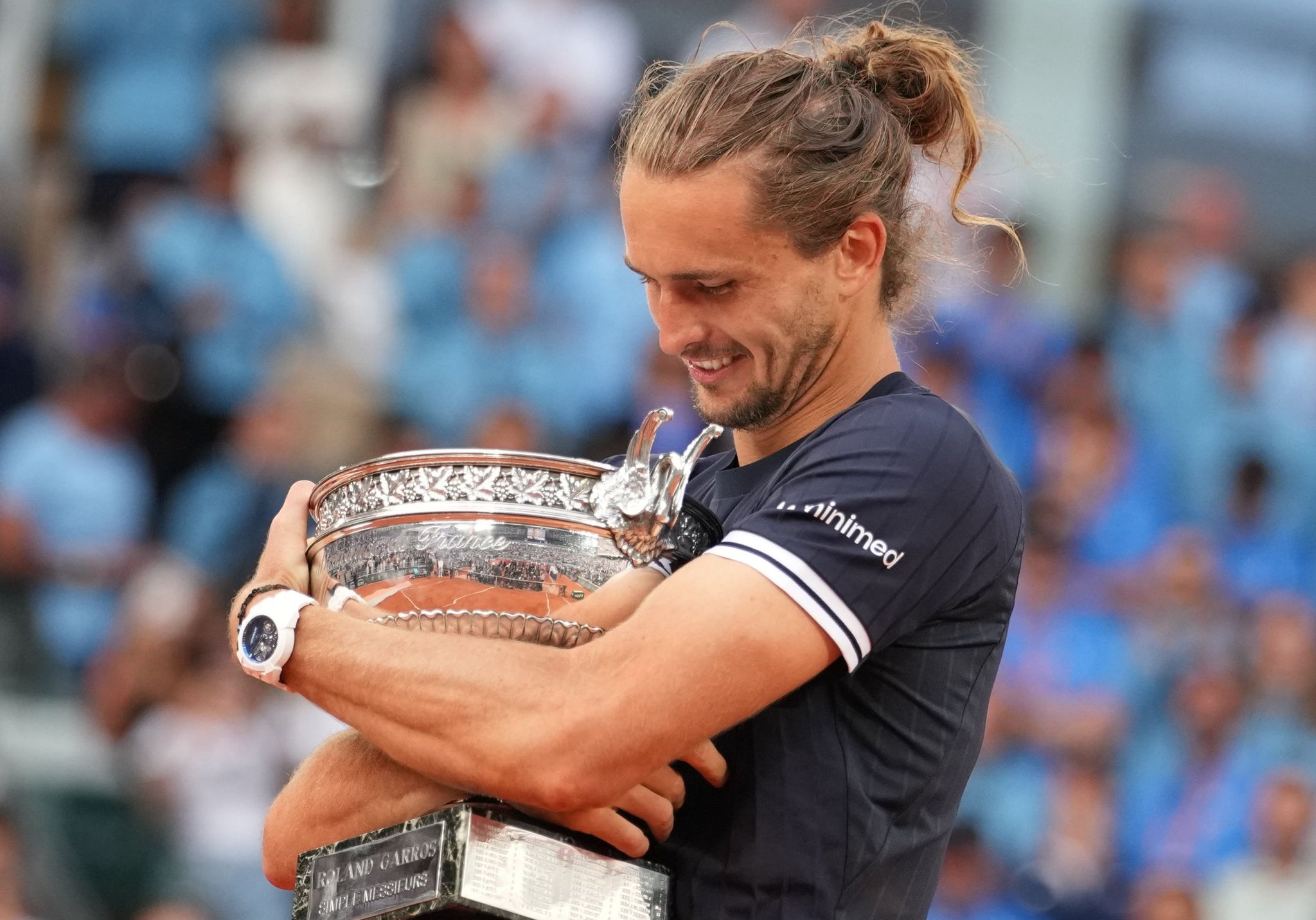 Alexander Zverev mit dem Sieger-Pokal.