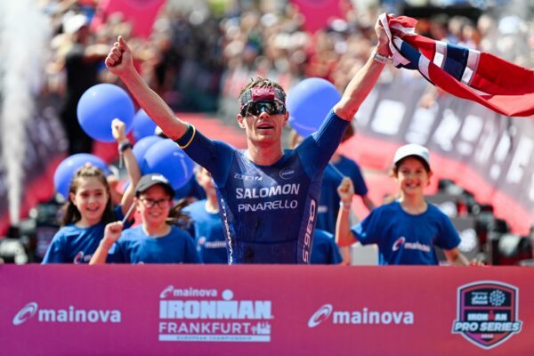 Der Norweger Casper Stornes jubelt in Frankfurt über den EM-Titel.