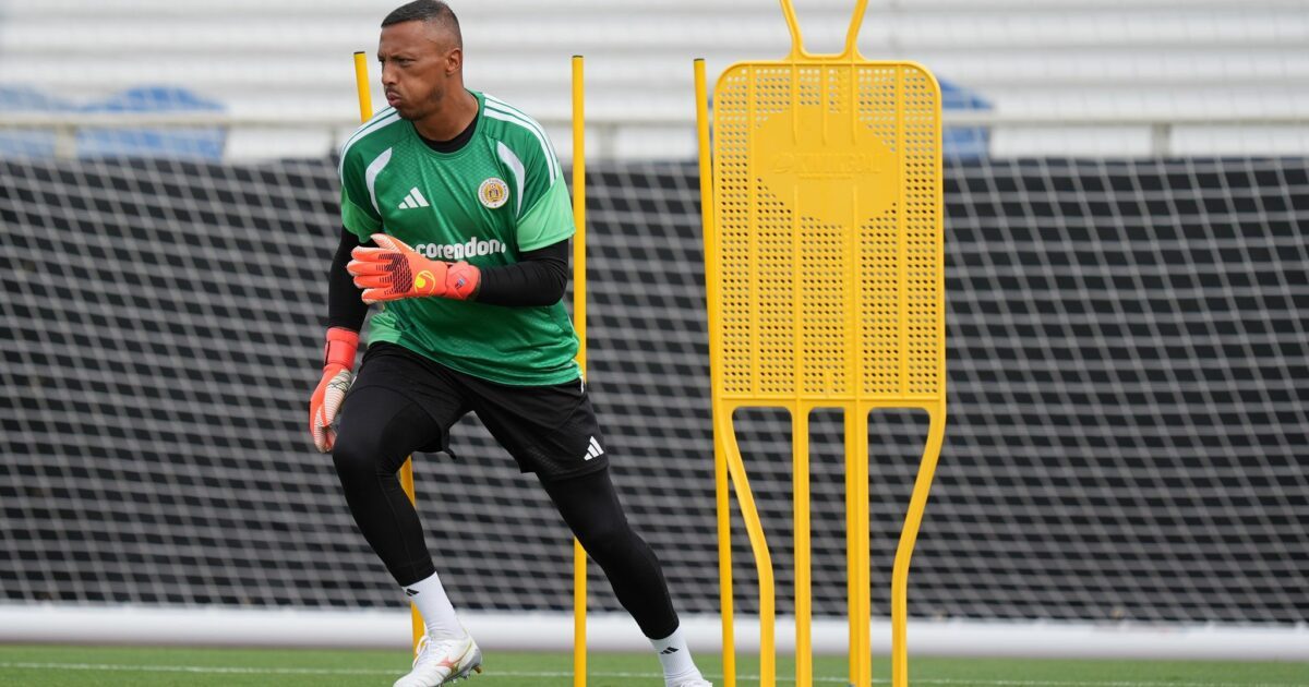 Curaçao-Torwart Eloy Room freut sich auf das Duell mit Manuel Neuer.