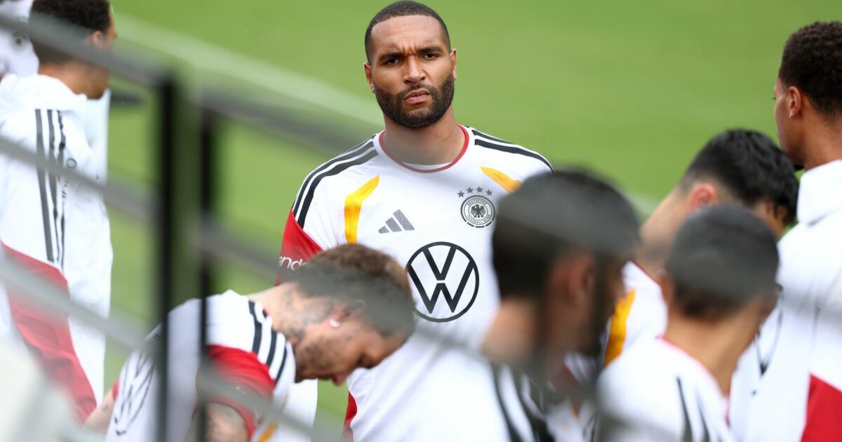 Jonathan Tah (M) beim Training vor seinem 50. Länderspiel.