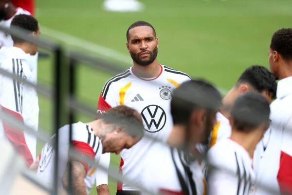 Jonathan Tah (M) beim Training vor seinem 50. Länderspiel.