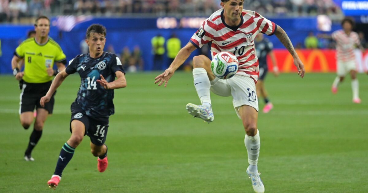 Christian Pulisic (r) ist seit dem Auftaktsieg gegen Paraguay angeschlagen.