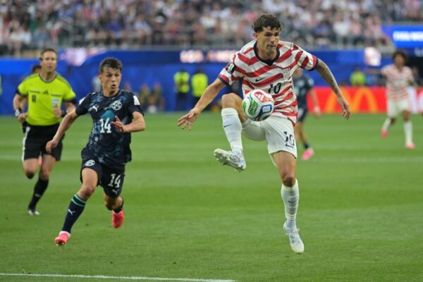 Christian Pulisic (r) ist seit dem Auftaktsieg gegen Paraguay angeschlagen.