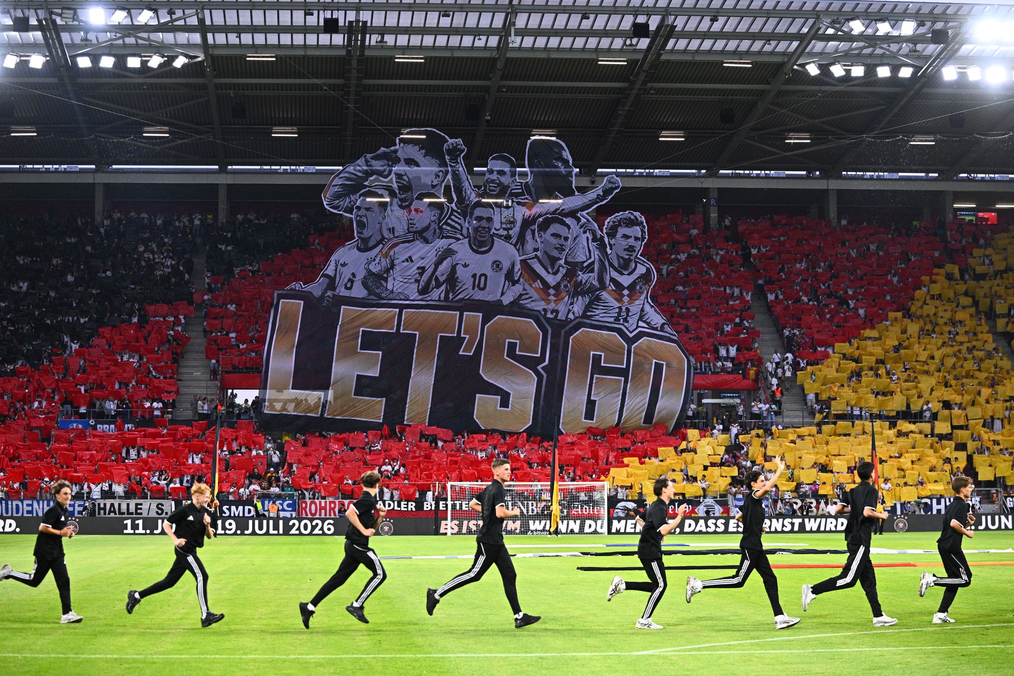 Bald geht es los: Die Fußballfans in Deutschland fiebern der WM entgegen. (Archivbild)