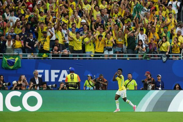 Mann des Spiels: Vinícius Júnior lässt sich von den brasilianischen Fans für sein zweites Tor gegen Schottland feiern.