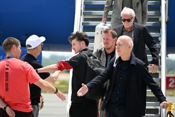 DFB-Präsident Neuendorf und Sportdirektor Völler wollen in Mexiko einen Spendenscheck übergeben.