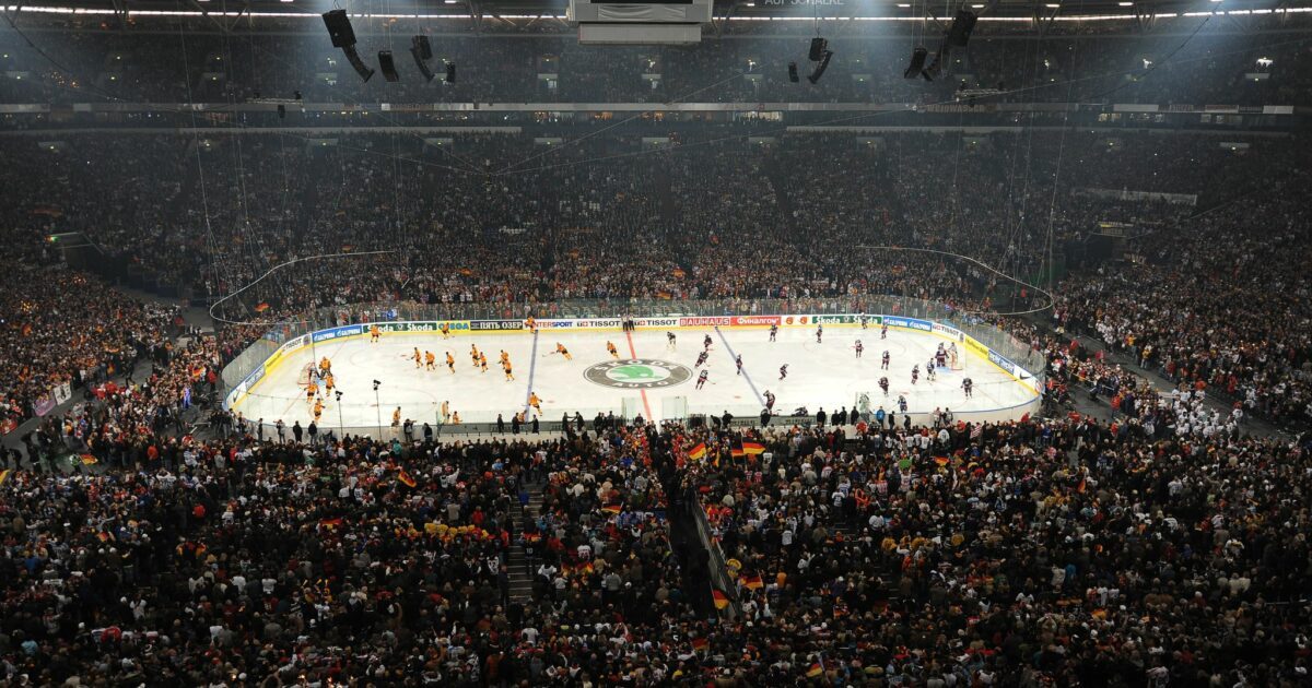 Wie 2010 soll auch 2027 das Eröffnungsspiel der Eishockey-Weltmeisterschaft in der Arena Auf Schalke  ausgetragen werden. (Archivbild)