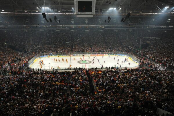 Wie 2010 soll auch 2027 das Eröffnungsspiel der Eishockey-Weltmeisterschaft in der Arena Auf Schalke  ausgetragen werden. (Archivbild)