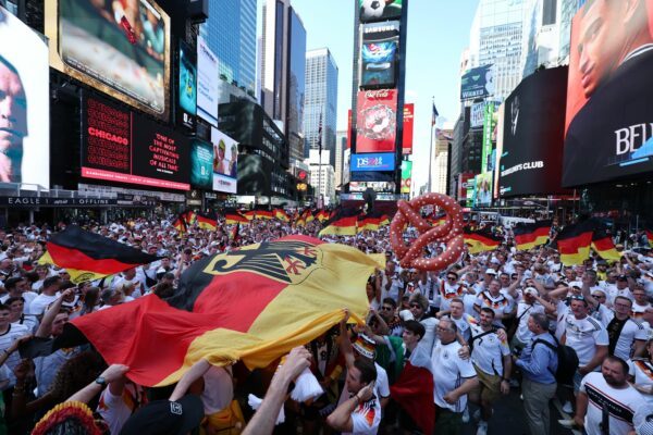 Heiß auf das Duell mit Ecuador: deutsche Fans in New York.