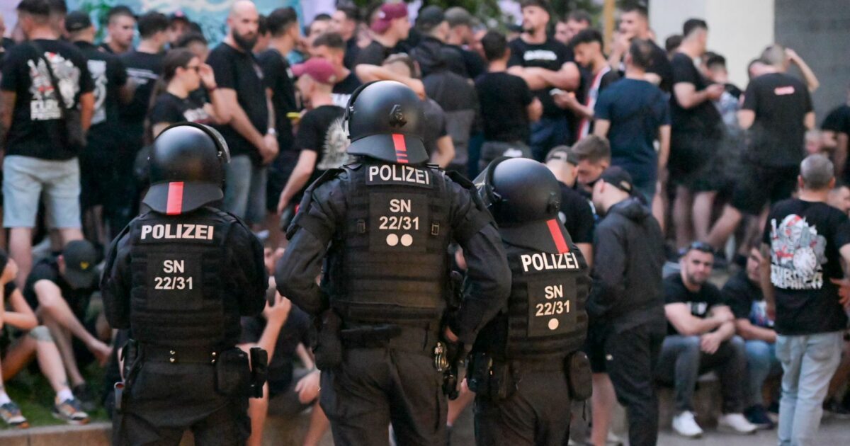 Bei den Krawallen in Leipzig Ende Mai griffen Fans von Rayo Vallecano und Crystal Palace einander verbal und körperlich an
