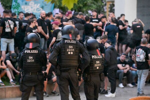 Bei den Krawallen in Leipzig Ende Mai griffen Fans von Rayo Vallecano und Crystal Palace einander verbal und körperlich an