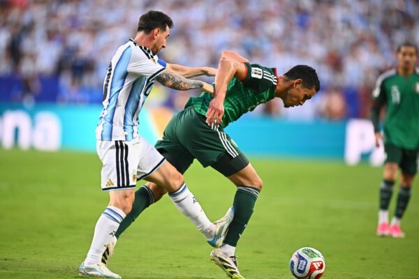 Umstrittene Szene: Lionel Messi foult seinen Gegenspieler.