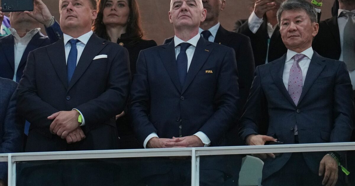 Erinnerte an die Tragödie im Wallis: FIFA-Präsident Infantino (M).