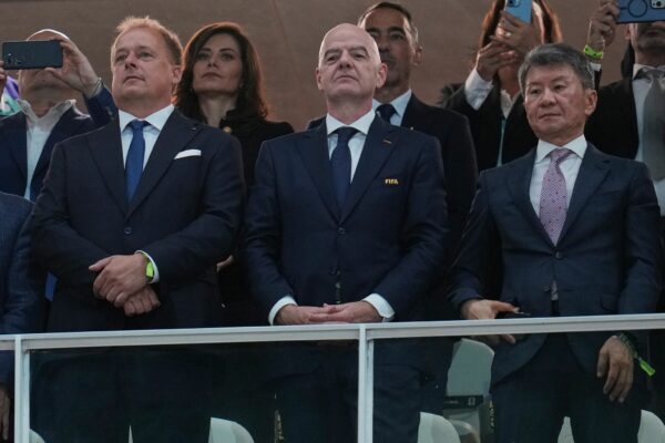 Erinnerte an die Tragödie im Wallis: FIFA-Präsident Infantino (M).