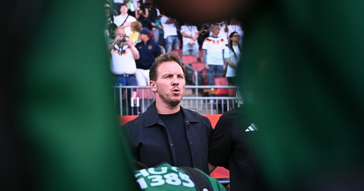Julian Nagelsmann mag die Situation bei der Nationalhymne mit den Fotografen vor ihm nicht.