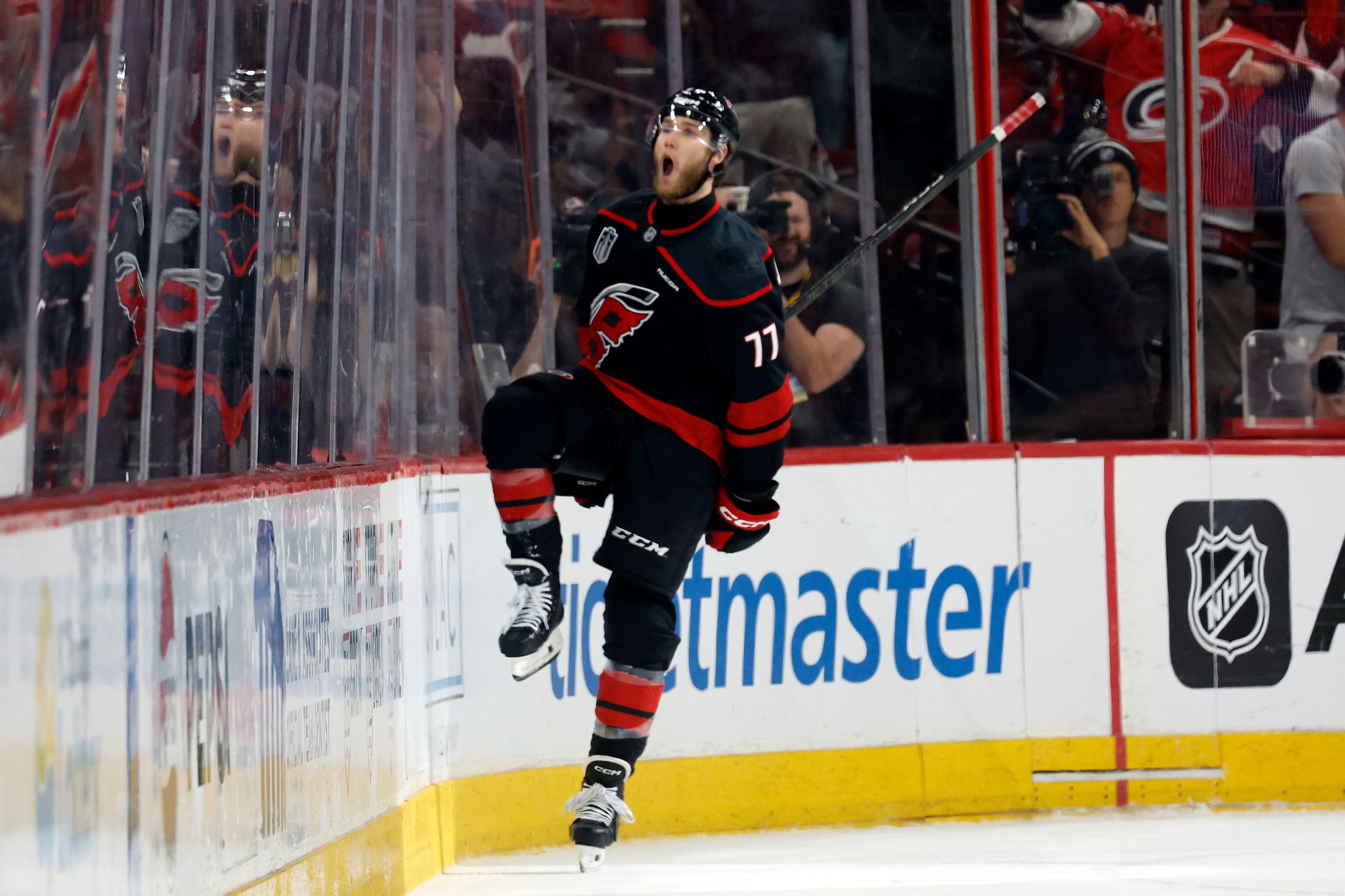 Die Hurricanes lagen 0:2 hinten und gewannen das zweite Duell mit den Golden Knights dennoch.