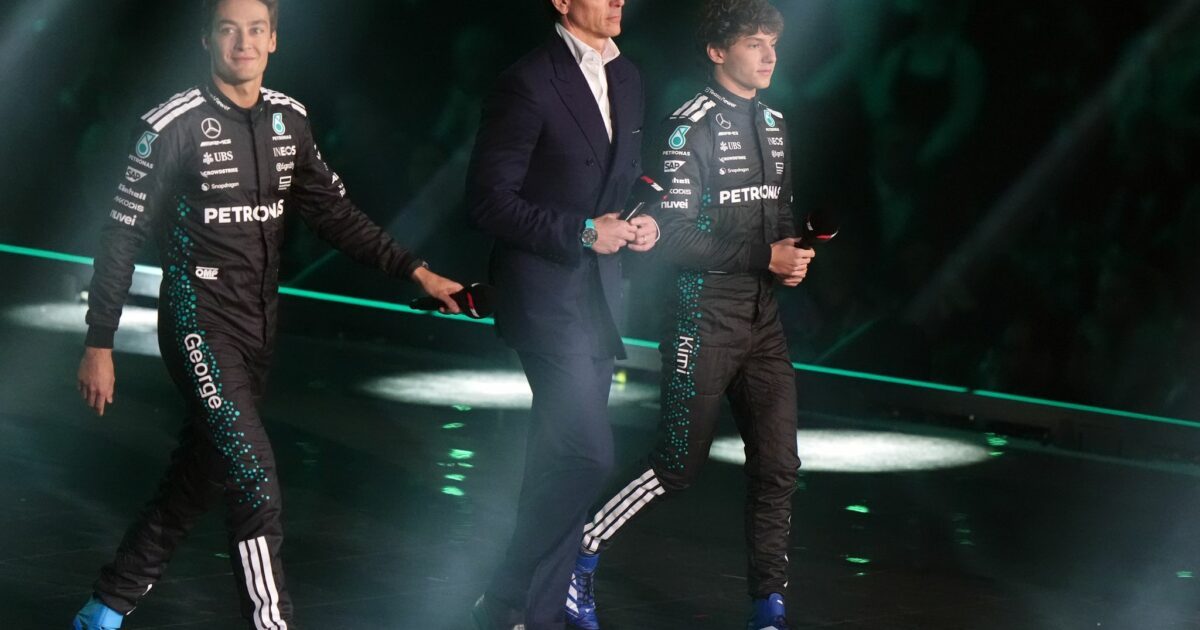 Toto Wolff setzt auch 2027 auf die Fahrer George Russell (links) und Kimi Antonelli (rechts). (Archivbild)