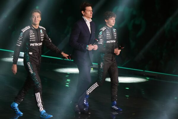 Toto Wolff setzt auch 2027 auf die Fahrer George Russell (links) und Kimi Antonelli (rechts). (Archivbild)