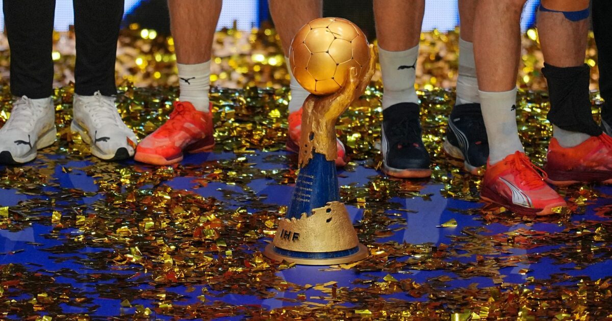 Um diesen Pokal geht es bei der Handball-WM in Deutschland. (Archivbild)