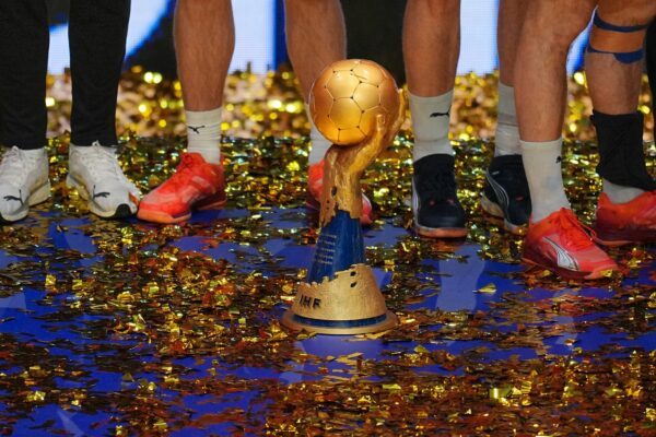 Um diesen Pokal geht es bei der Handball-WM in Deutschland. (Archivbild)