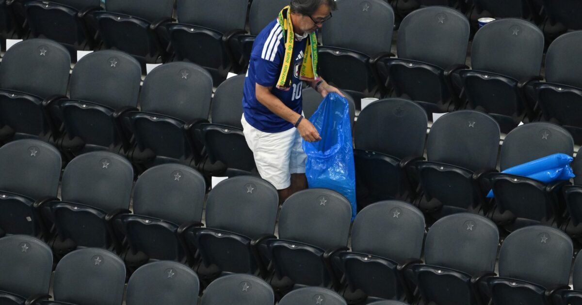Japanische Fans räumen nach dem WM-Gruppenspiel der Gruppe F den Müll im Stadion auf. (Archivbild)