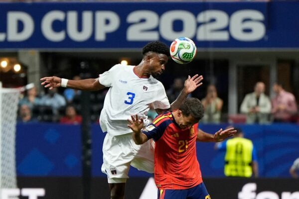 Spaniens Mikel Oyarzabal (r) sorgte gegen Kap Verde für ein unrühmliches Novum.