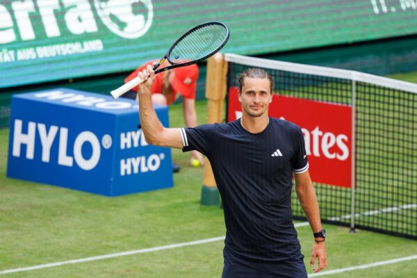 Ist beim Rasenturnier in Halle mit Mühe ins Achtelfinale eingezogen: Alexander Zverev.
