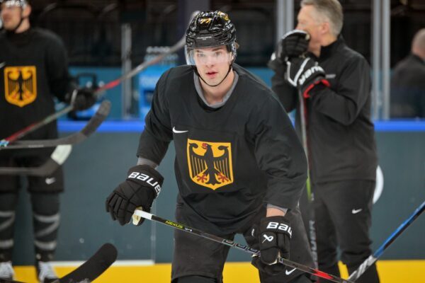 JJ Peterka spielt zukünftig für die Boston Bruins und Trainer Marco Sturm. (Archiv-Foto)