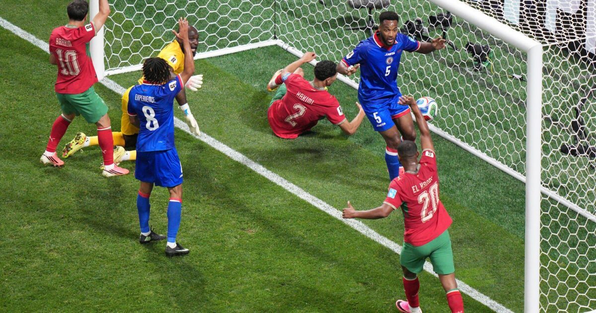 Ausgleich! Achraf Hakimi befördert den Ball über die Linie und liegt gleich mit im Tor.