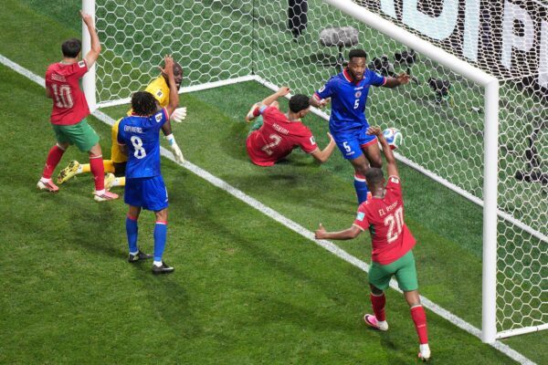 Ausgleich! Achraf Hakimi befördert den Ball über die Linie und liegt gleich mit im Tor.