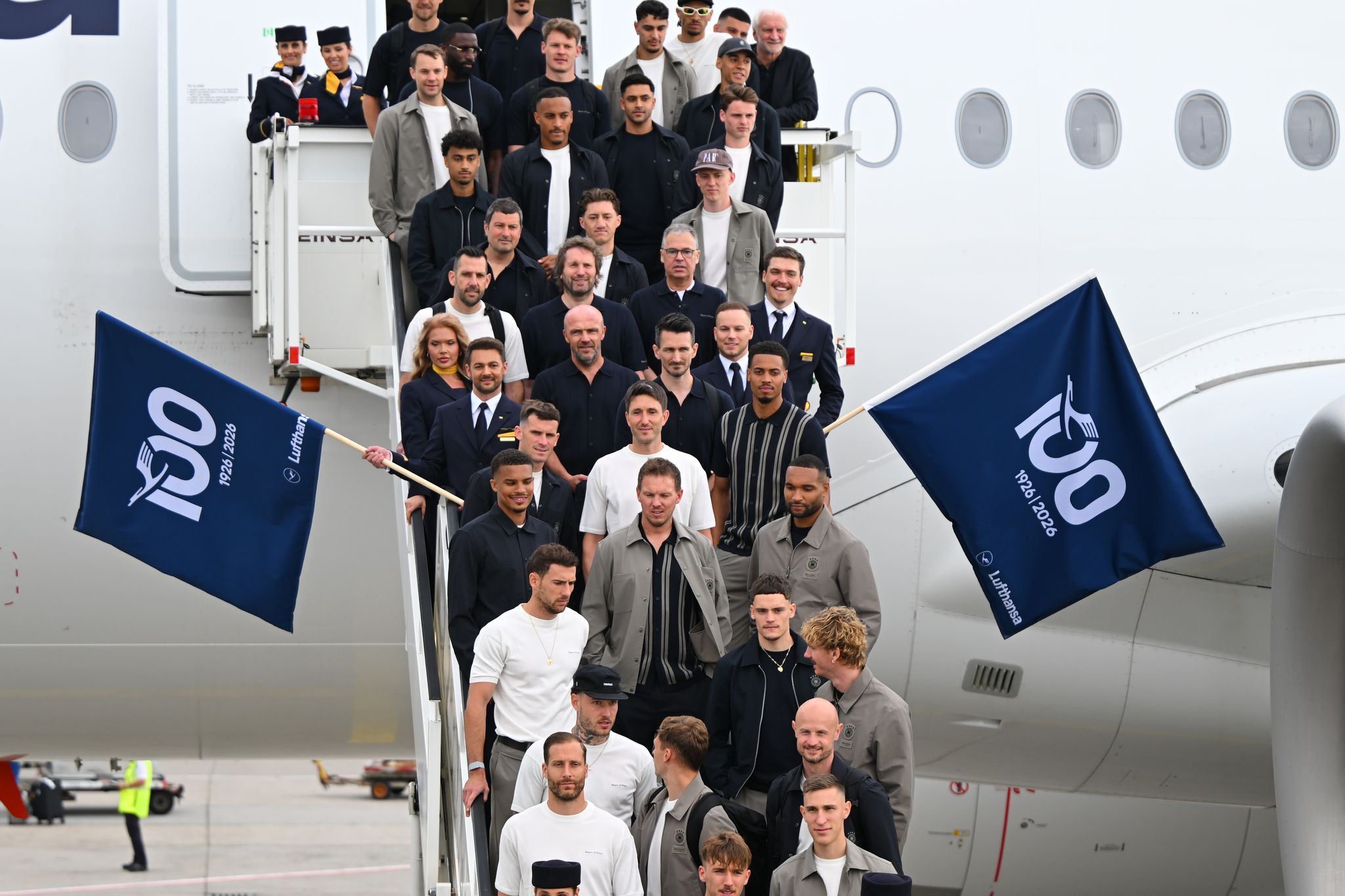 Los geht's: Die Nationalspieler und Bundestrainer Julian Nagelsmann auf der Gangway.