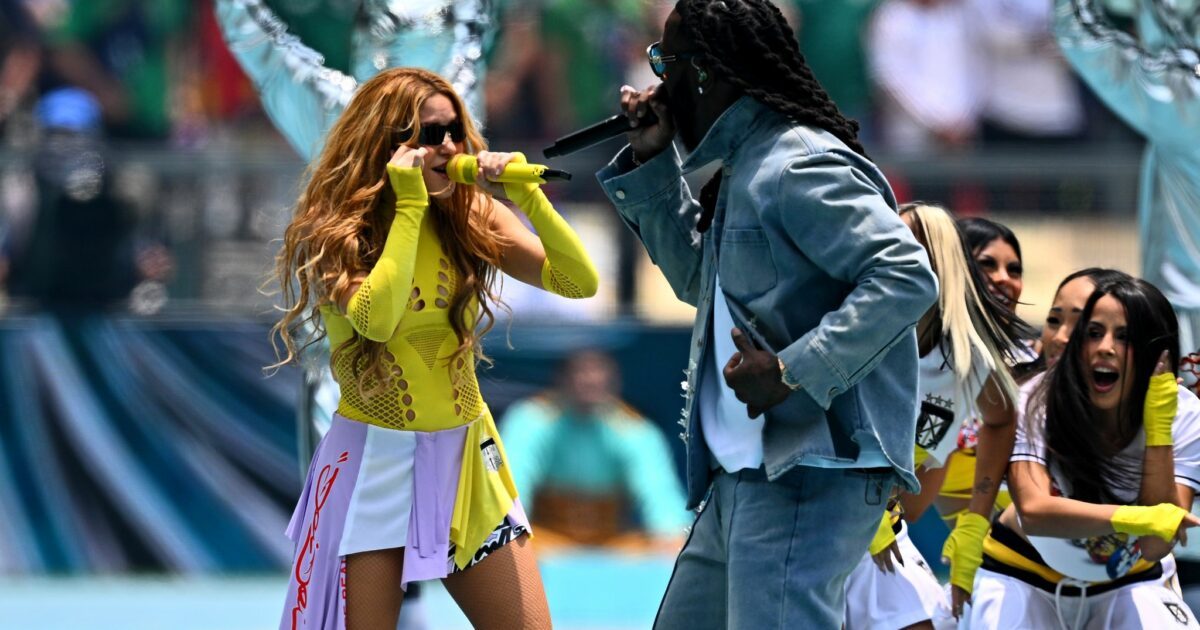 Superstar Shakira (l) und Burna Boy performen den WM-Song «Dai Dai».