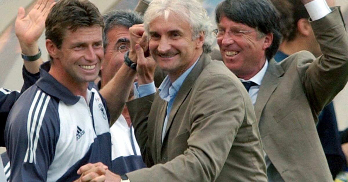 Rudi Völler (M) jubelt nach dem Sieg gegen Paraguay bei der WM 2002. (Archivbild)