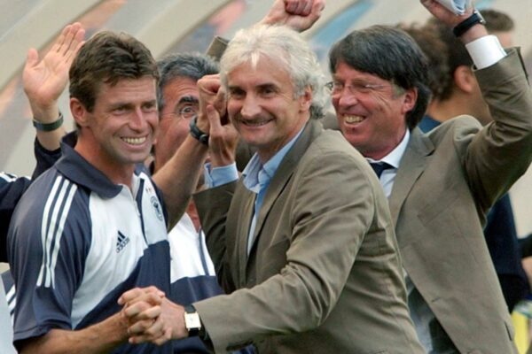 Rudi Völler (M) jubelt nach dem Sieg gegen Paraguay bei der WM 2002. (Archivbild)